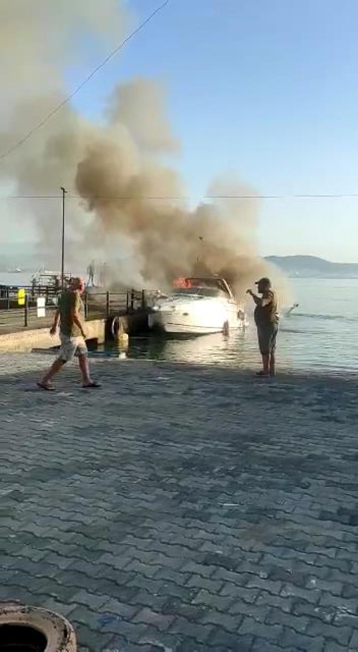 Bursa da limana bağlı tekne, alev alev yandı #1