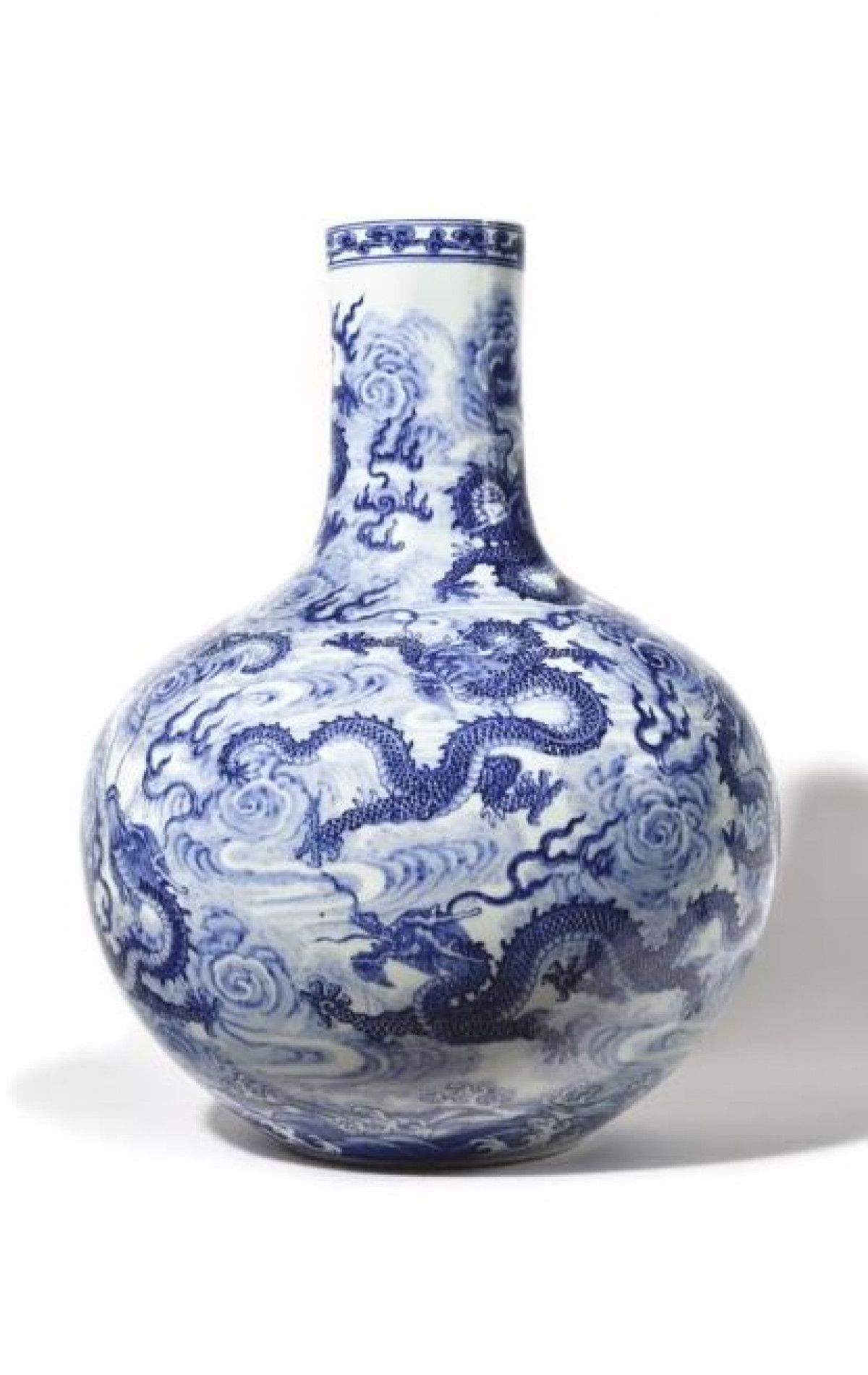 Chinese vase sold at auction in France for 7.7 million euros #1
