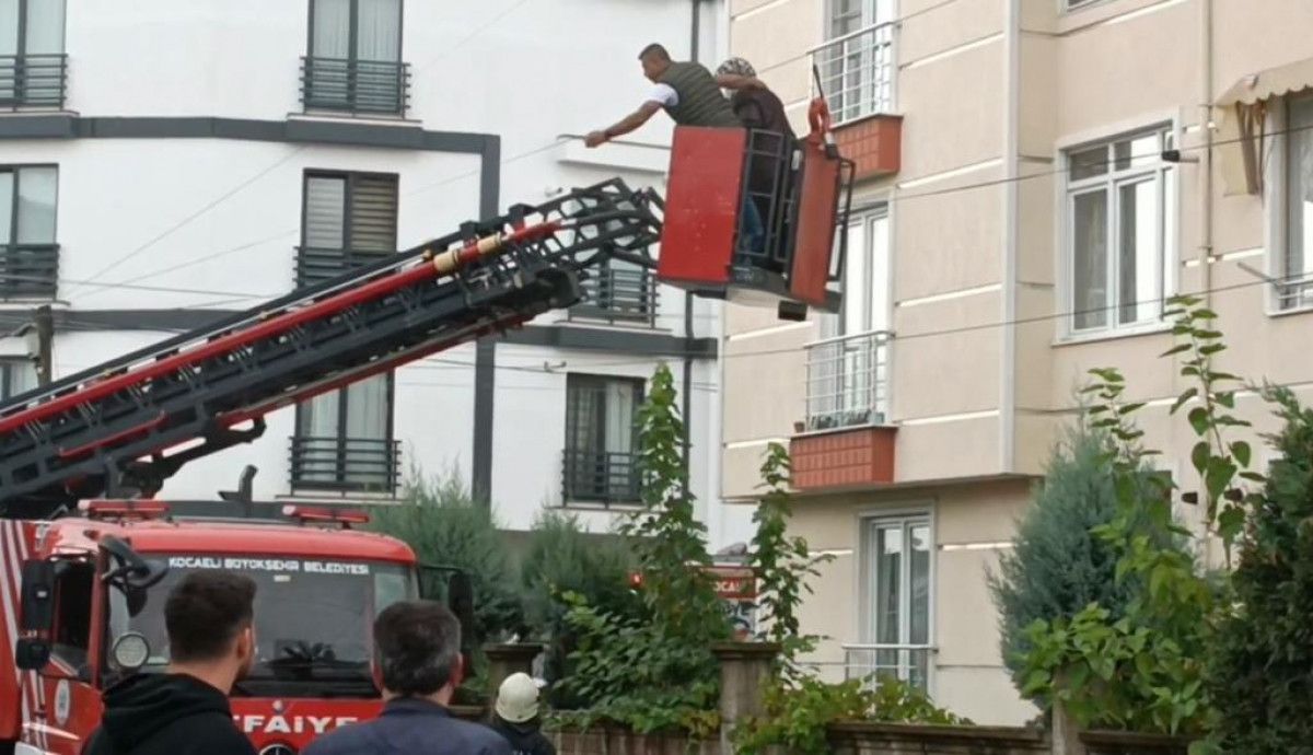 Kocaeli de evi alevlere teslim olan kadın itfaiye merdiveniyle kurtarıldı #6