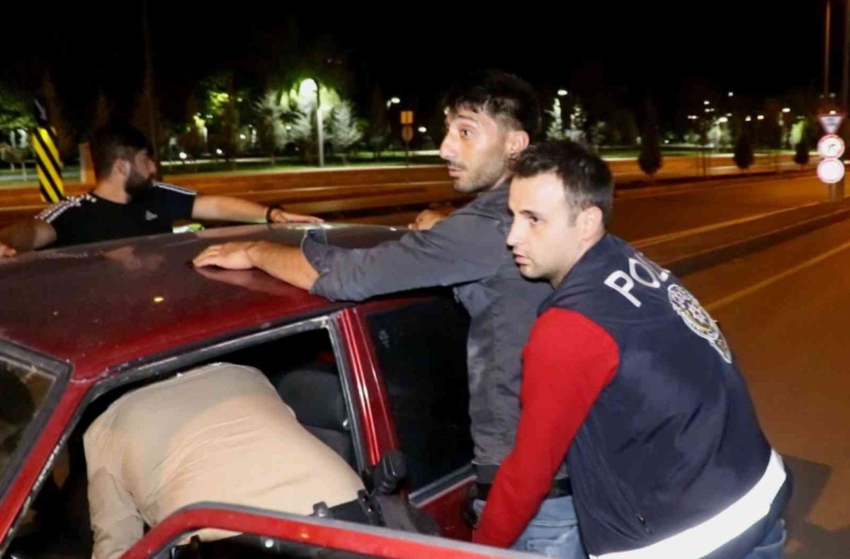 Aksaray da ters yola girip polisleri peşine takan sürücü, yakalanınca helallik istedi #4