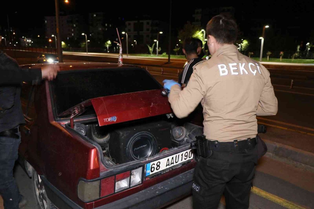 Aksaray da ters yola girip polisleri peşine takan sürücü, yakalanınca helallik istedi #8