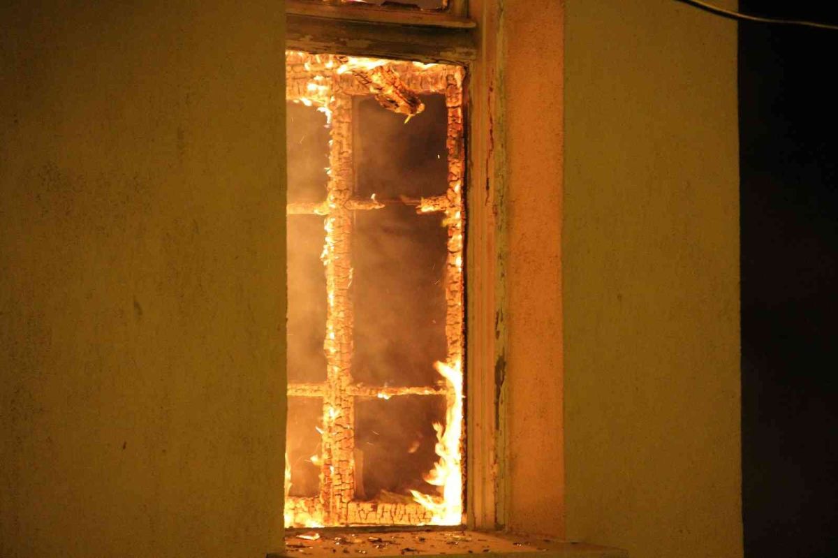 İzmir da 3 katlı müstakil ev alev alev yandı #5