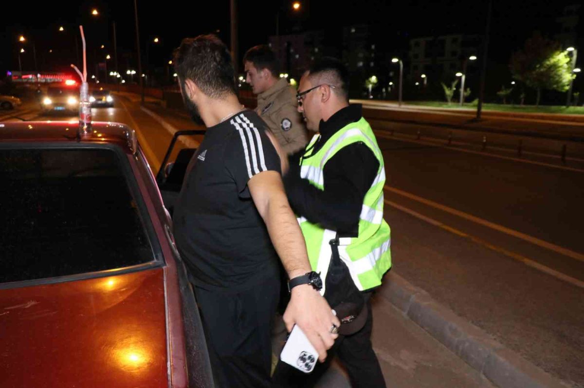 Aksaray da ters yola girip polisleri peşine takan sürücü, yakalanınca helallik istedi #7