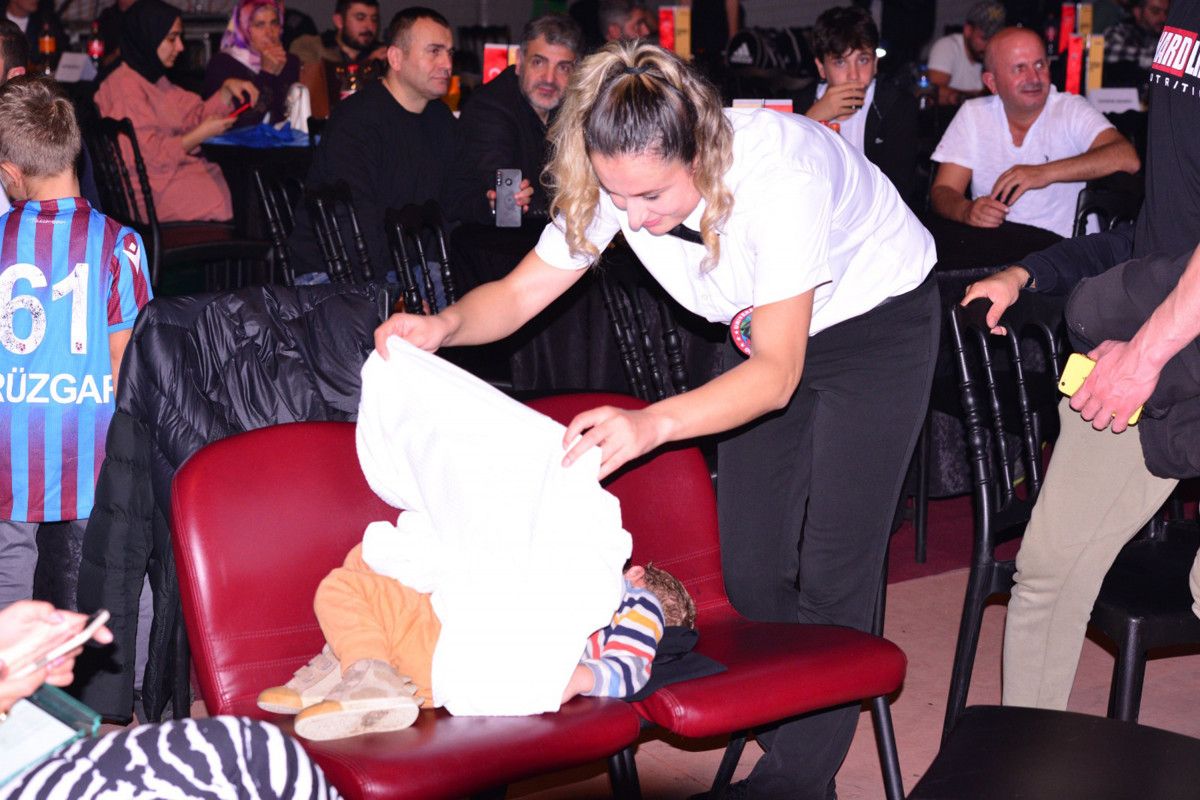 Trabzon da boks hakemi tribünde uyuyakalan oğlunun üzerini örttü #4