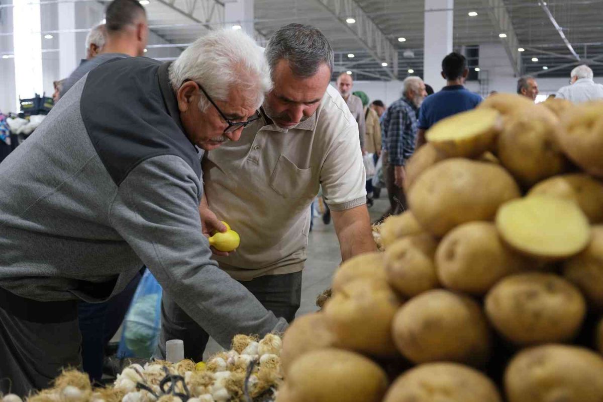 Erzincan’da pazarlarda kış meyve ve sebzeleri yerini aldı #2