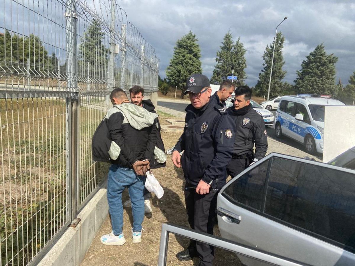 Tekirdağ da 2 kişi, polisten kaçarken kaza yaptıkları araçtan uyuşturucu çıktı #1