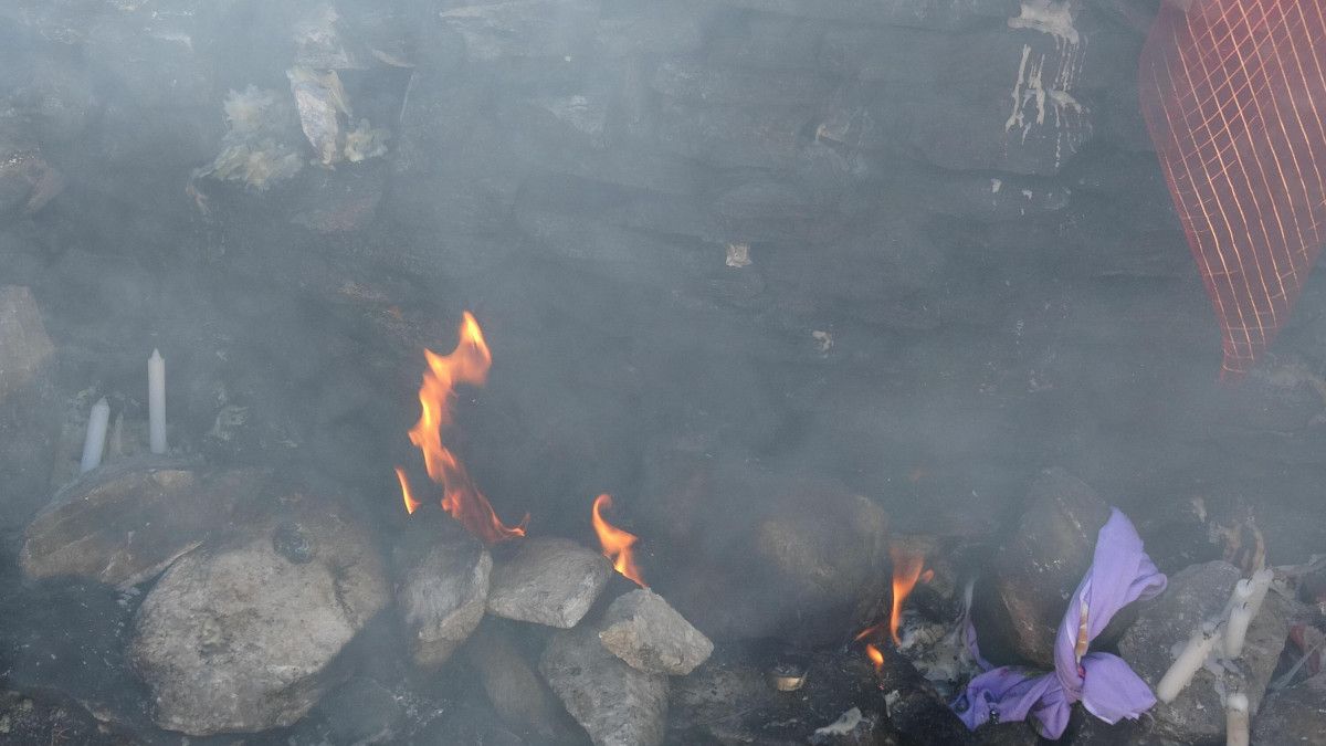 Dilek tutarken devrilen mumlar t�rbede yang�n ��kard�