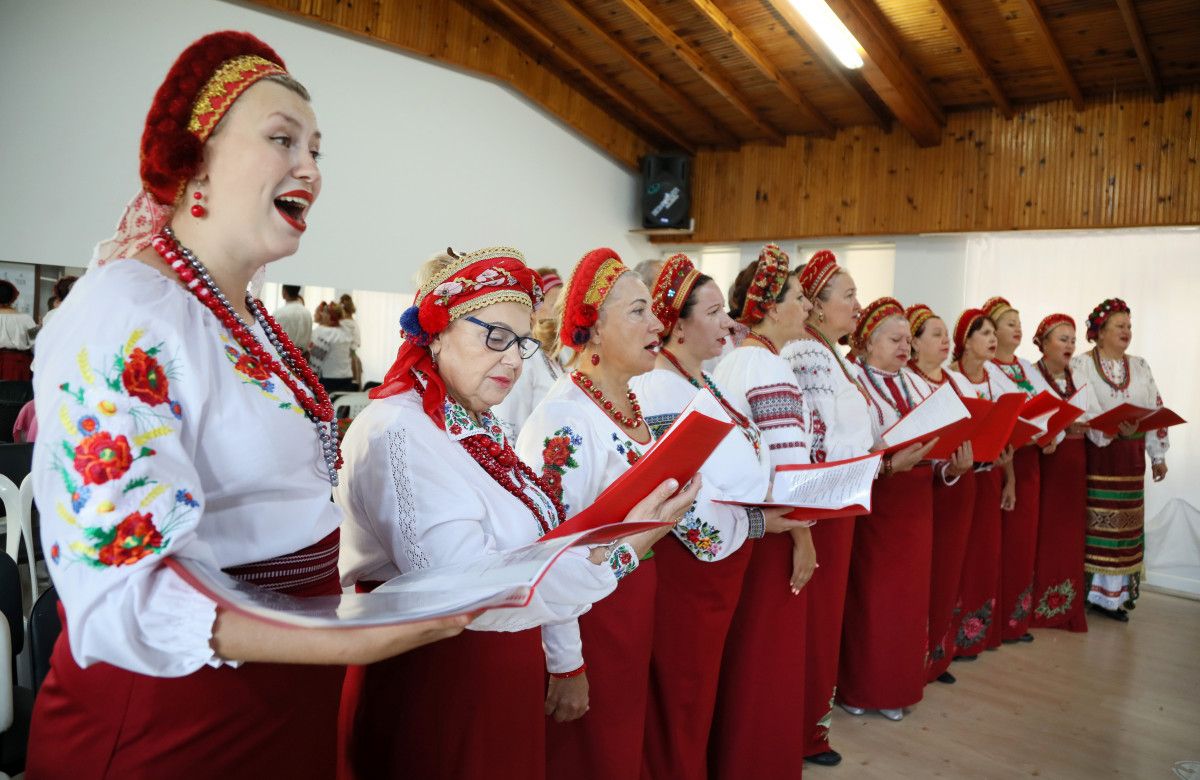Antalya da Ukraynalı ve Ruslardan oluşan koro, İzmir Marşı nı okudu #5