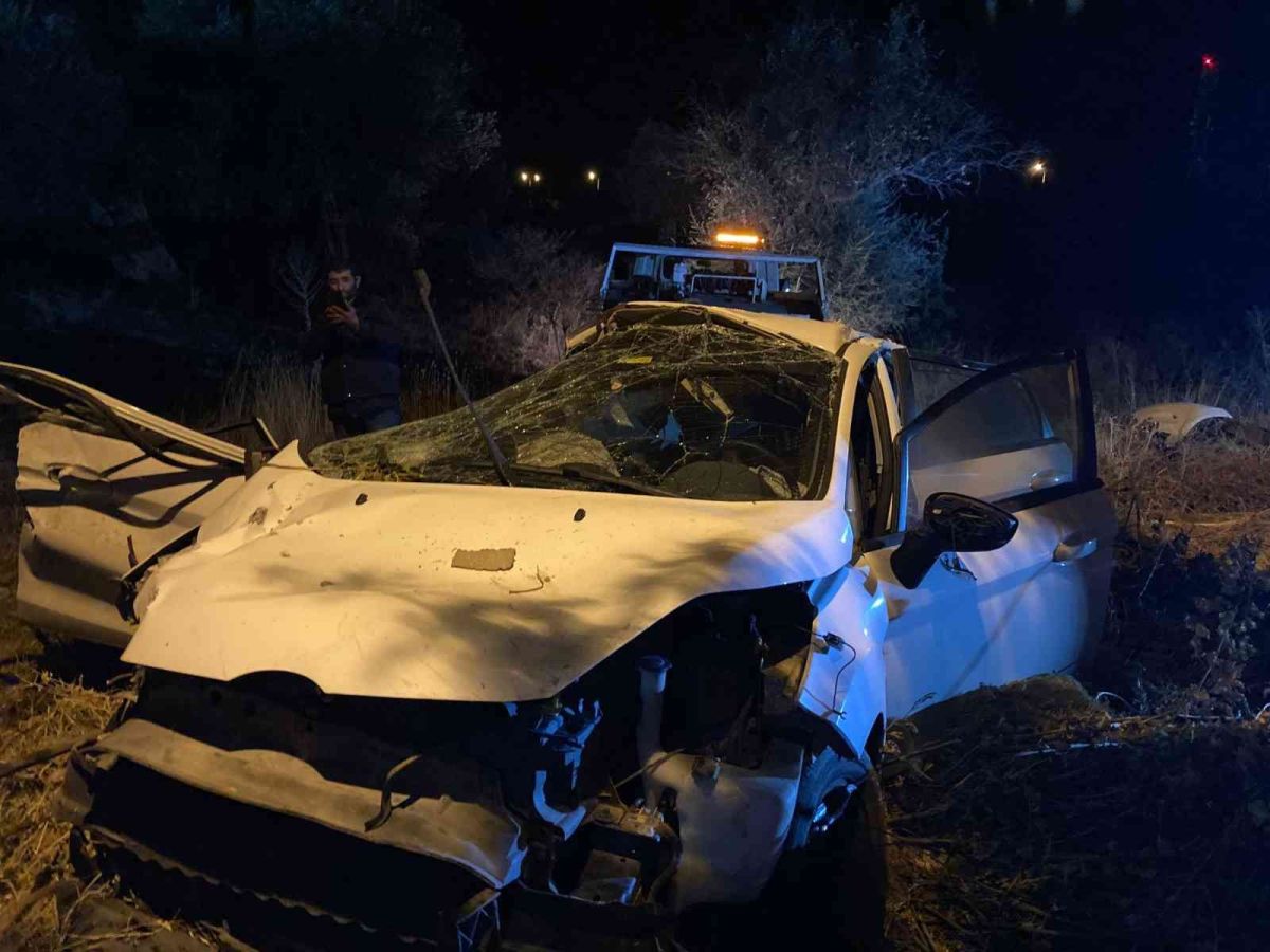 İzmir’de ehliyetsiz gencin kullandığı araç kaza yaptı: 1 ölü, 2 yaralı #1
