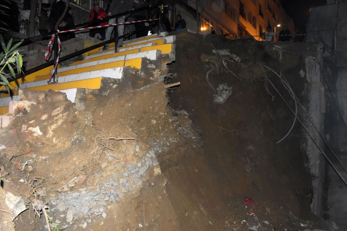 İstanbul da inşaatın istinat duvarı yıkıldı #6
