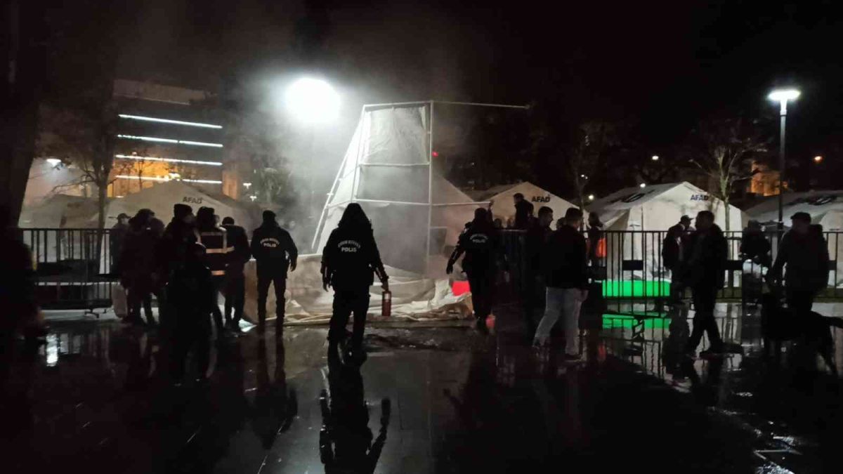 Düzce de depremzedeler için kurulan çadırkentte yangın #2