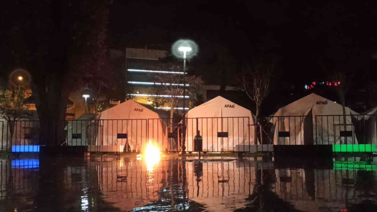 Düzce de depremzedeler için kurulan çadırkentte yangın #1