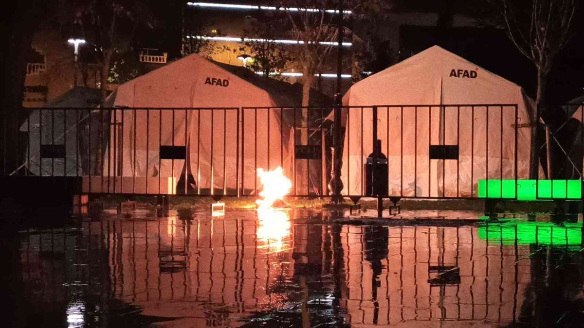 Düzce de depremzedeler için kurulan çadırkentte yangın #4