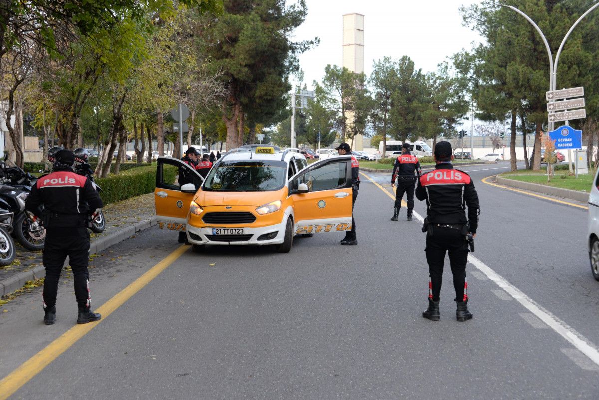 Diyarbakır da durdurulan otomobilde bir kişinin üzerinden kopya düzeneği çıktı #7
