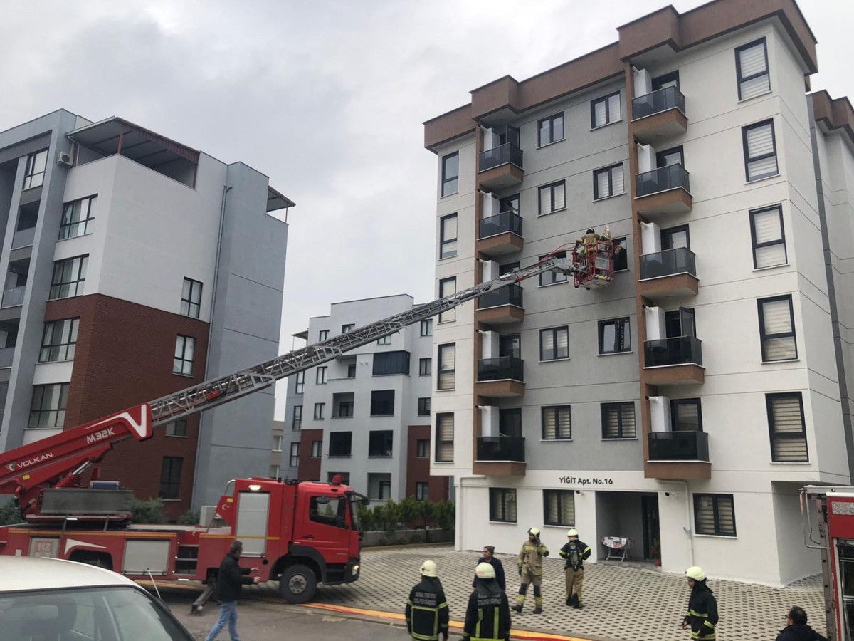 Bursa da doğalgaz kokan 6 katlı bina boşaltıldı #3