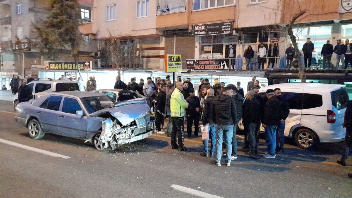 Diyarbakır da park halindeki araçlara ve yayaya çarpan sürücü kaçtı #4