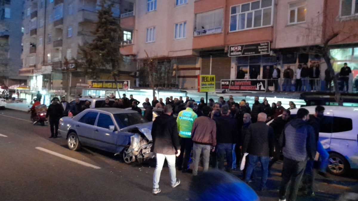 Diyarbakır da park halindeki araçlara ve yayaya çarpan sürücü kaçtı #8