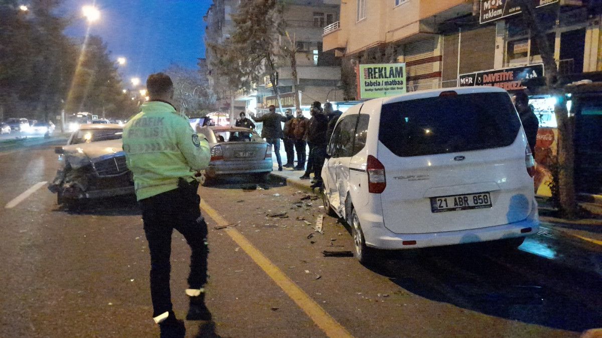Diyarbakır da park halindeki araçlara ve yayaya çarpan sürücü kaçtı #5