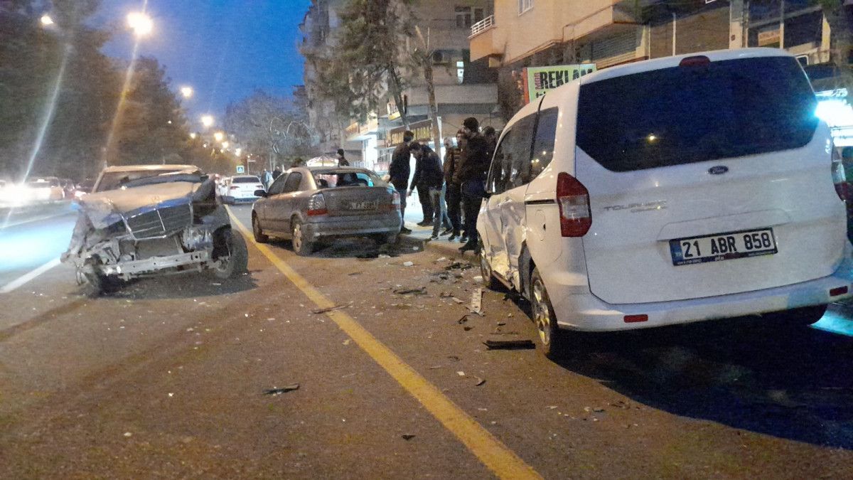 Diyarbakır da park halindeki araçlara ve yayaya çarpan sürücü kaçtı #2