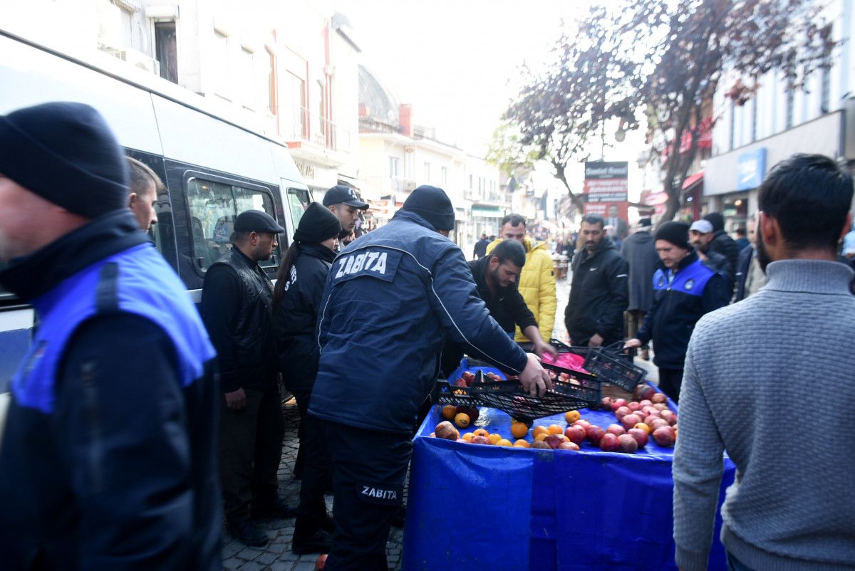 Edirne de zabıta ekiplerine öfkelenen seyyar satıcı ürünlerini dağıttı #10