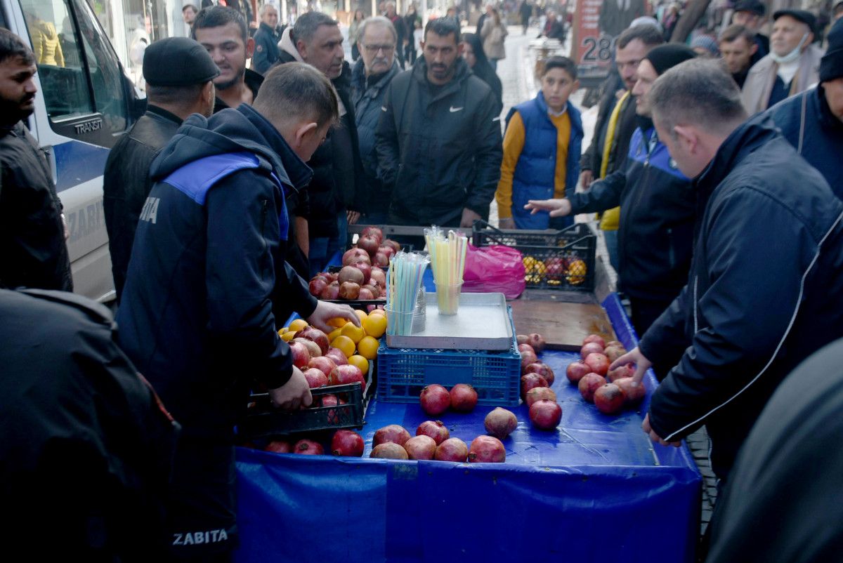 Edirne de zabıta ekiplerine öfkelenen seyyar satıcı ürünlerini dağıttı #2