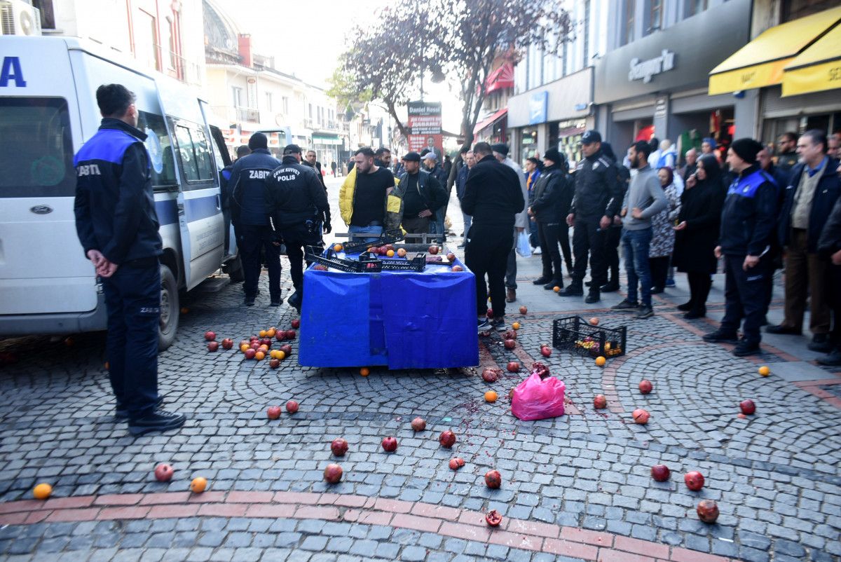 Edirne de zabıta ekiplerine öfkelenen seyyar satıcı ürünlerini dağıttı #6