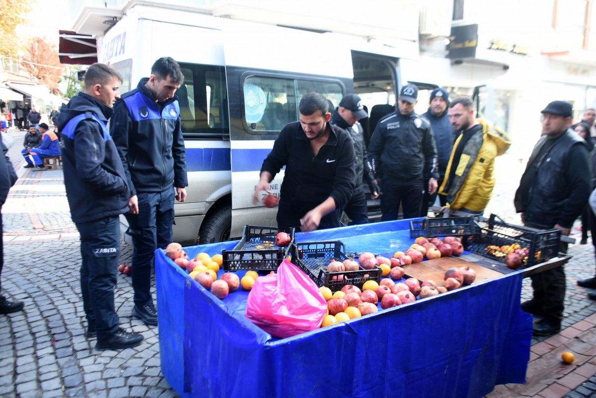 Edirne de zabıta ekiplerine öfkelenen seyyar satıcı ürünlerini dağıttı #4