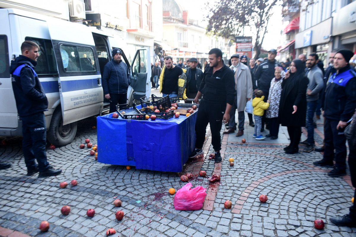 Edirne de zabıta ekiplerine öfkelenen seyyar satıcı ürünlerini dağıttı #5