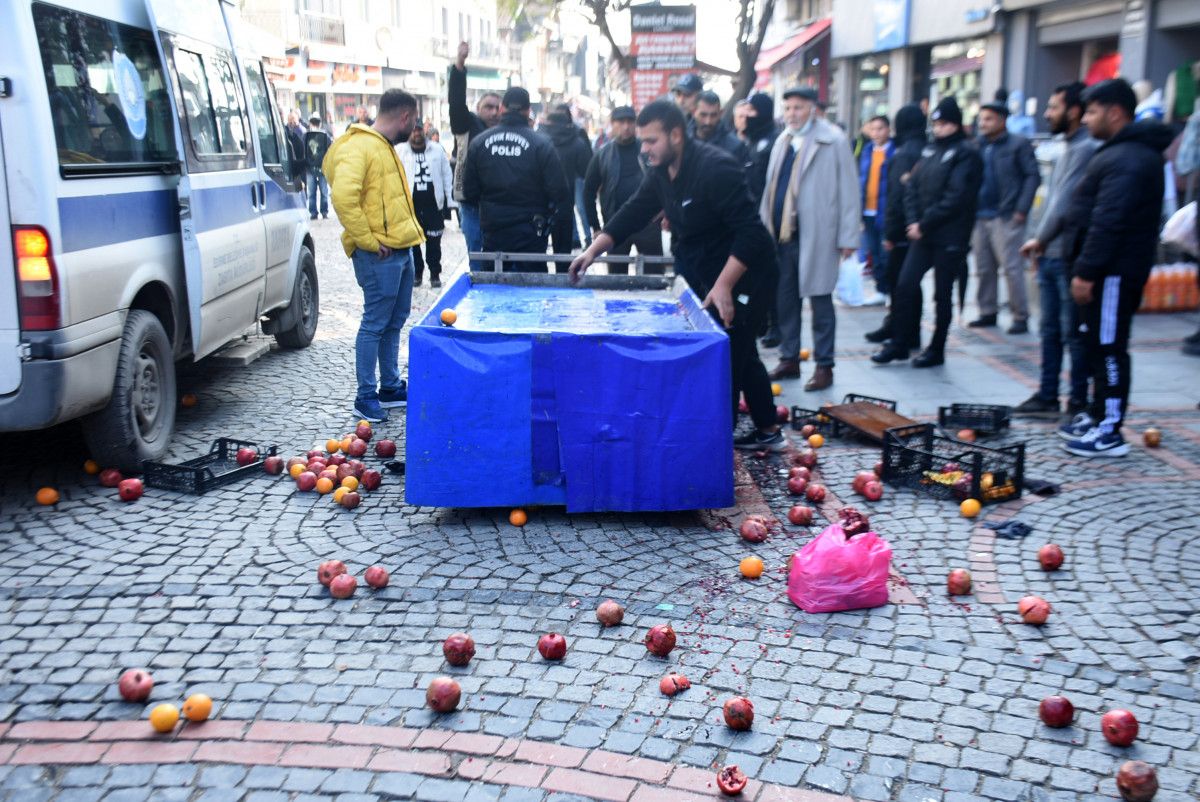 Edirne de zabıta ekiplerine öfkelenen seyyar satıcı ürünlerini dağıttı #9