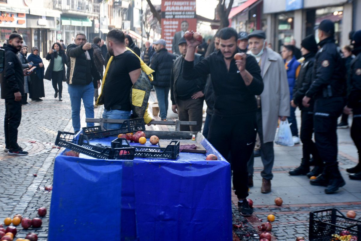 Edirne de zabıta ekiplerine öfkelenen seyyar satıcı ürünlerini dağıttı #8