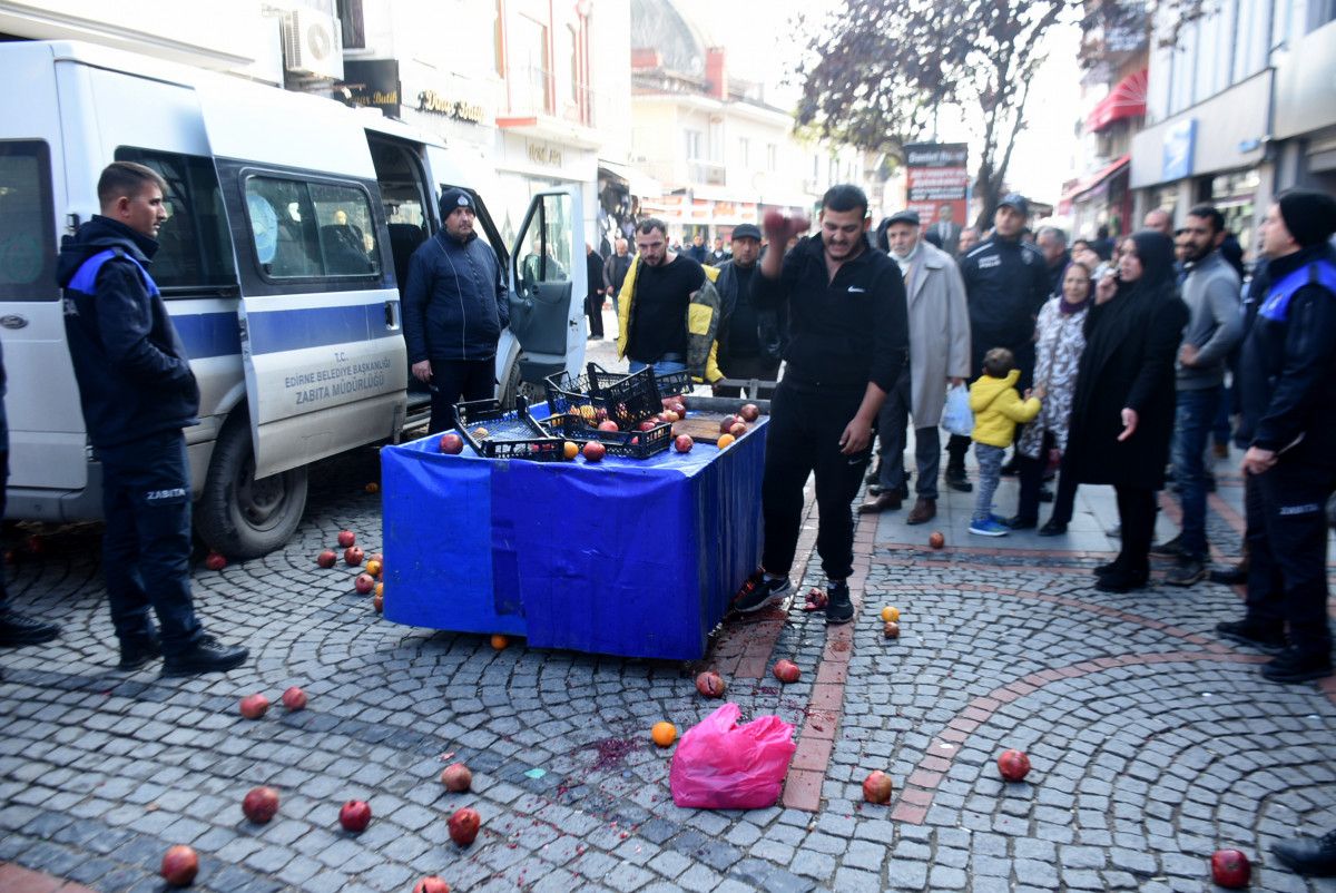 Edirne de zabıta ekiplerine öfkelenen seyyar satıcı ürünlerini dağıttı #1