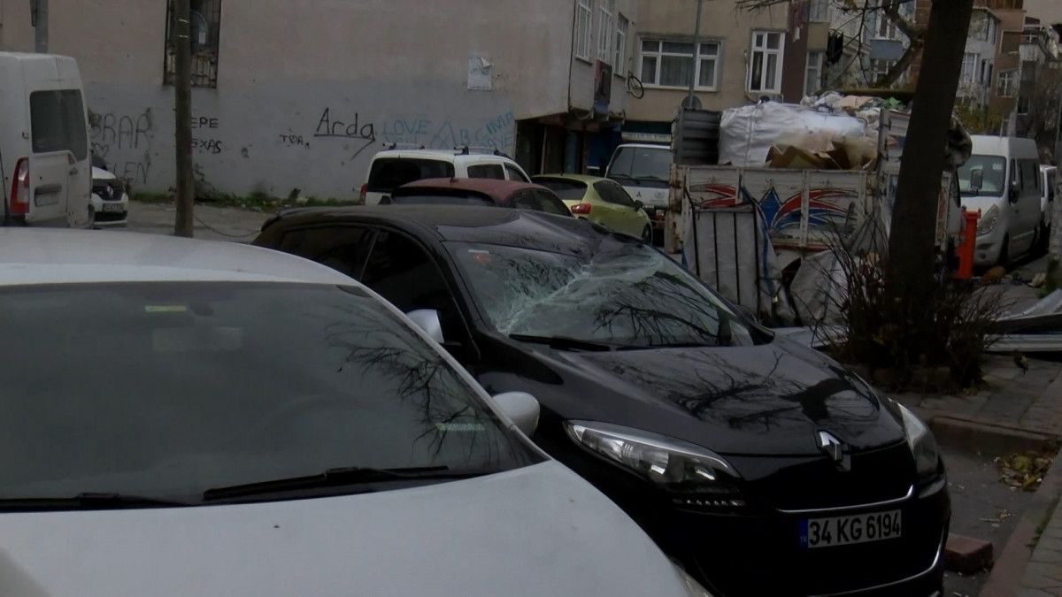 İstanbul da lodos çatıları uçurdu #1