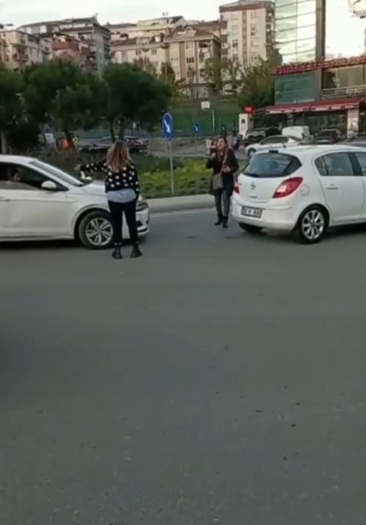 Sultangazi de iki kadın sürücünün kavgası kamerada #1