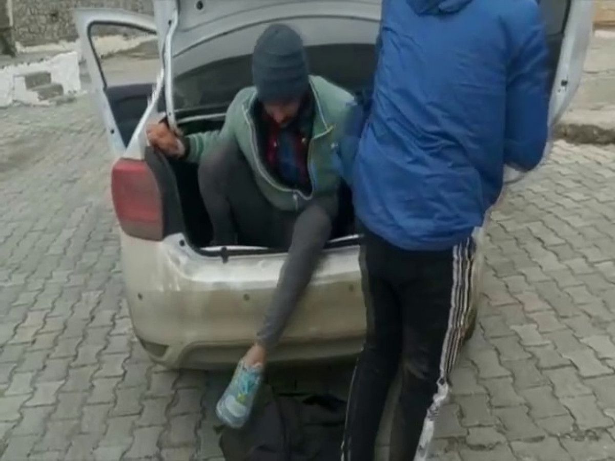 Kars ta kaçak göçmenleri taşıyan araç durduruldu #6