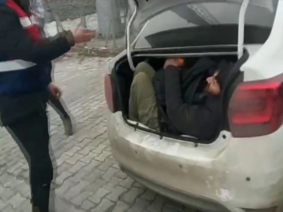 Kars ta kaçak göçmenleri taşıyan araç durduruldu #5