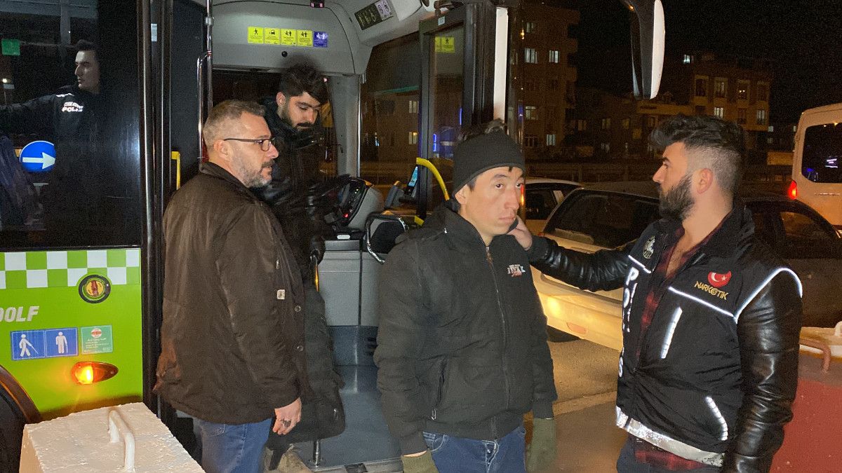 Kocaeli TEM de durdurulan tırın dorsesinden kaçak göçmenler çıktı #4