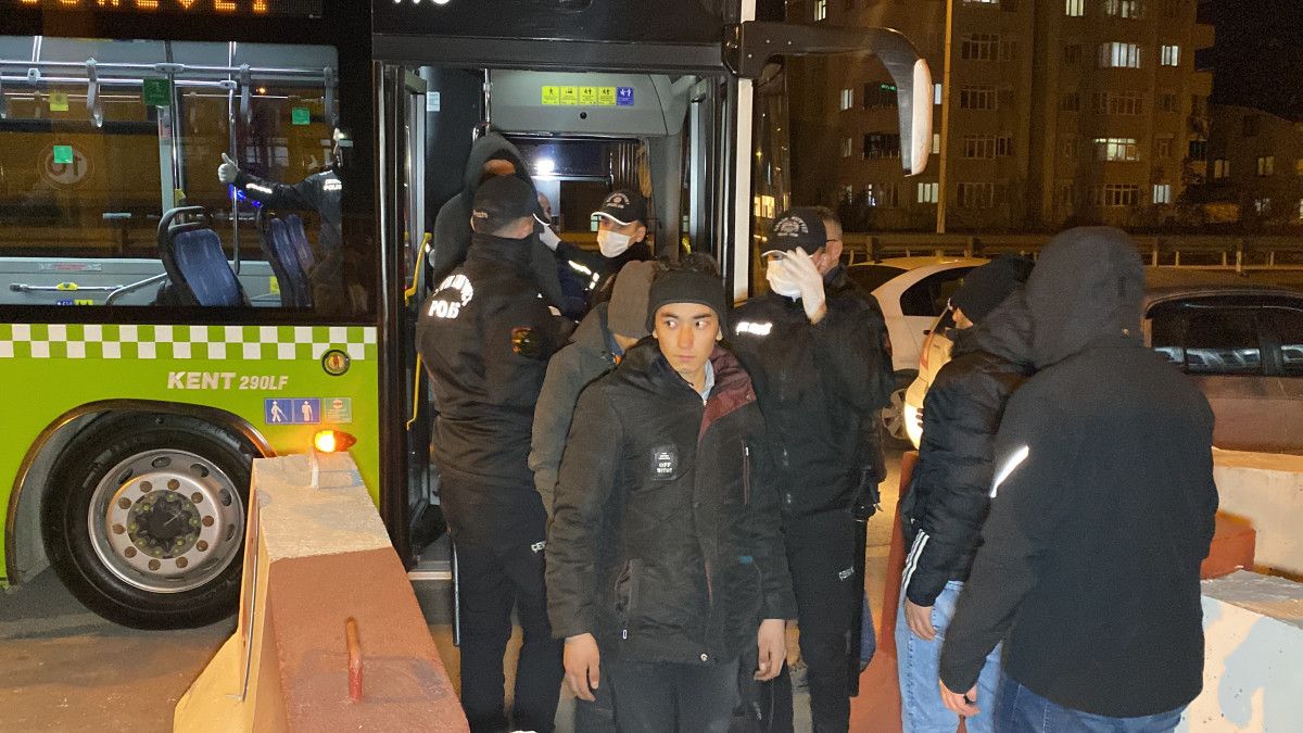 Kocaeli TEM de durdurulan tırın dorsesinden kaçak göçmenler çıktı #5