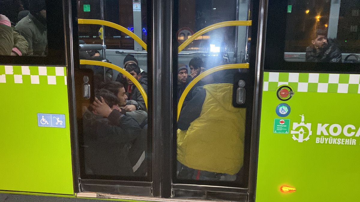 Kocaeli TEM de durdurulan tırın dorsesinden kaçak göçmenler çıktı #2