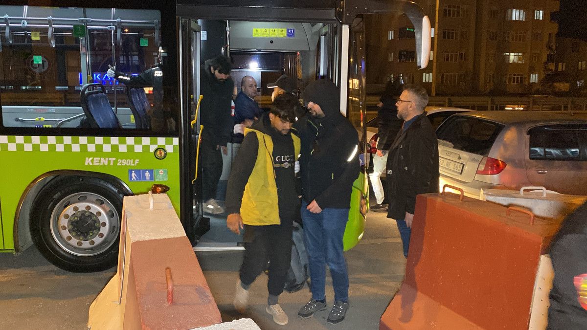 Kocaeli TEM de durdurulan tırın dorsesinden kaçak göçmenler çıktı #6