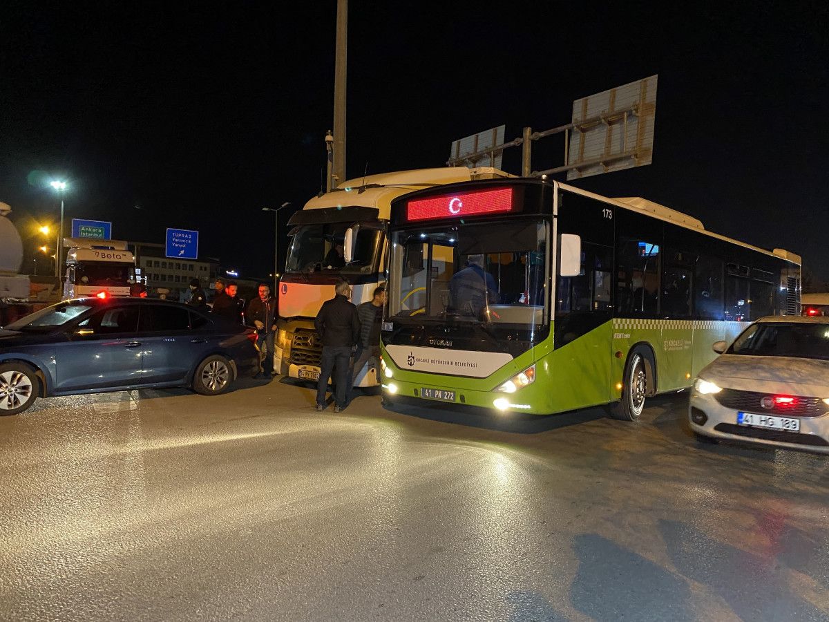 Kocaeli TEM de durdurulan tırın dorsesinden kaçak göçmenler çıktı #7