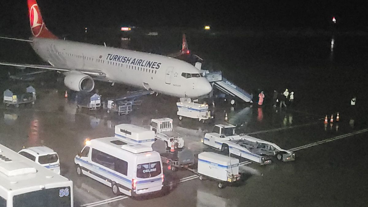 Trabzon da yolculara  havada yanan uçak  fotoğrafı atan şahıs panik yarattı #4