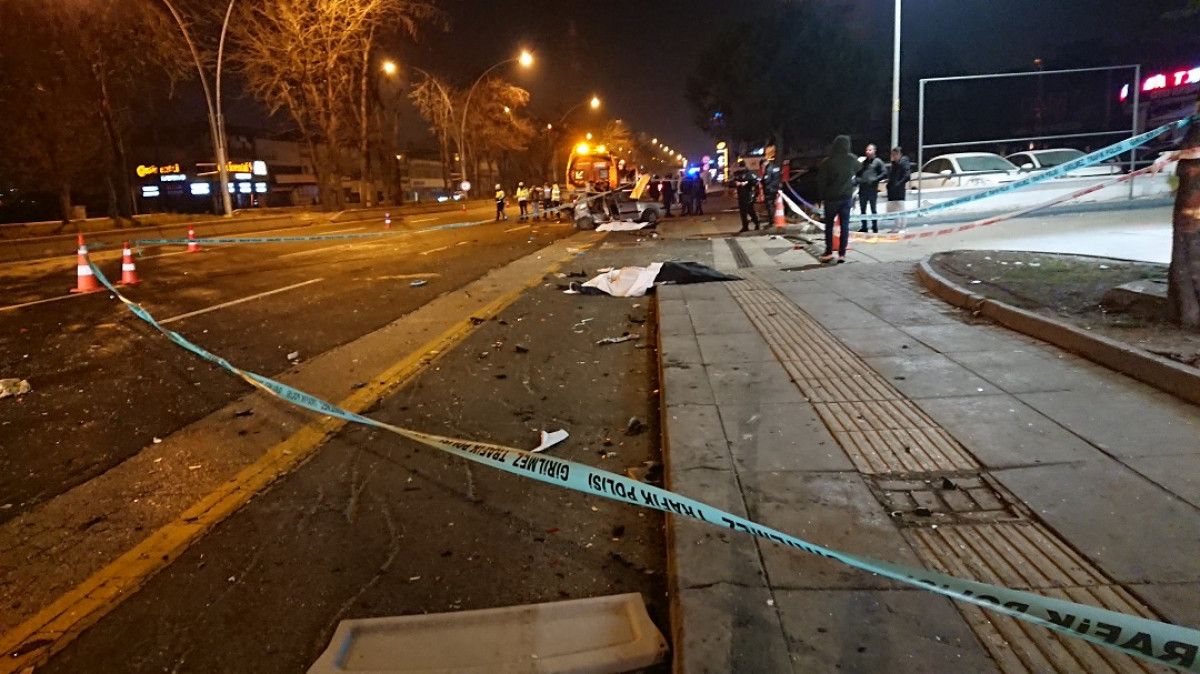 Ankara da iki otomobil çarpıştı: 2 ölü 3 yaralı #2
