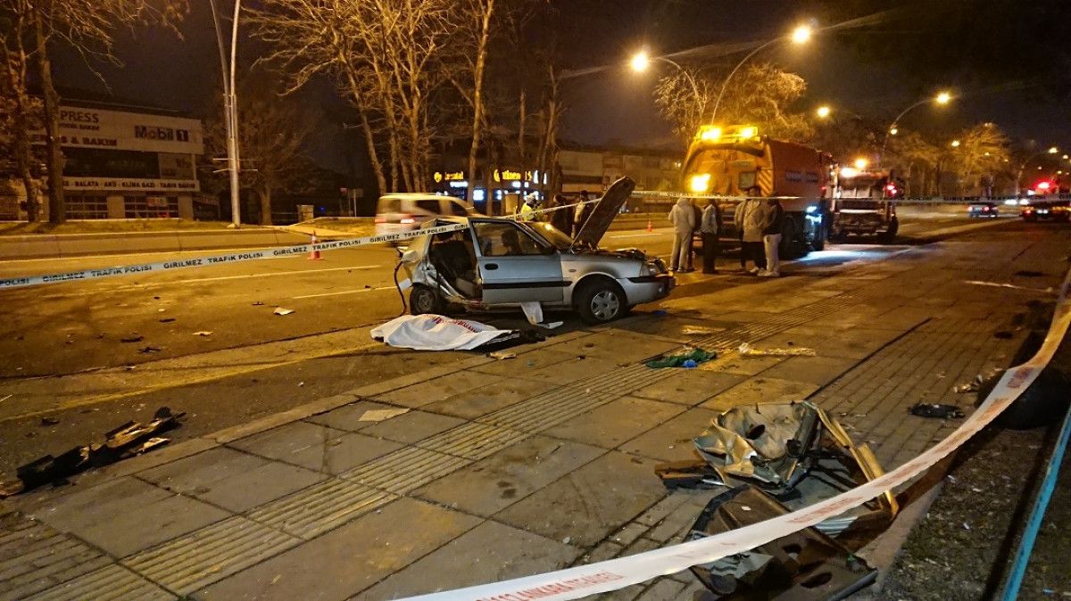 Ankara da iki otomobil çarpıştı: 2 ölü 3 yaralı #1
