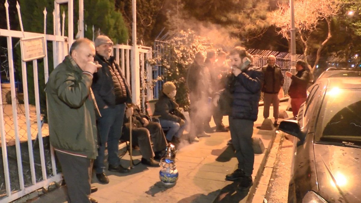Kadıköy de EYT başvurusu için geceden sıraya girdiler, çay içtiler #5