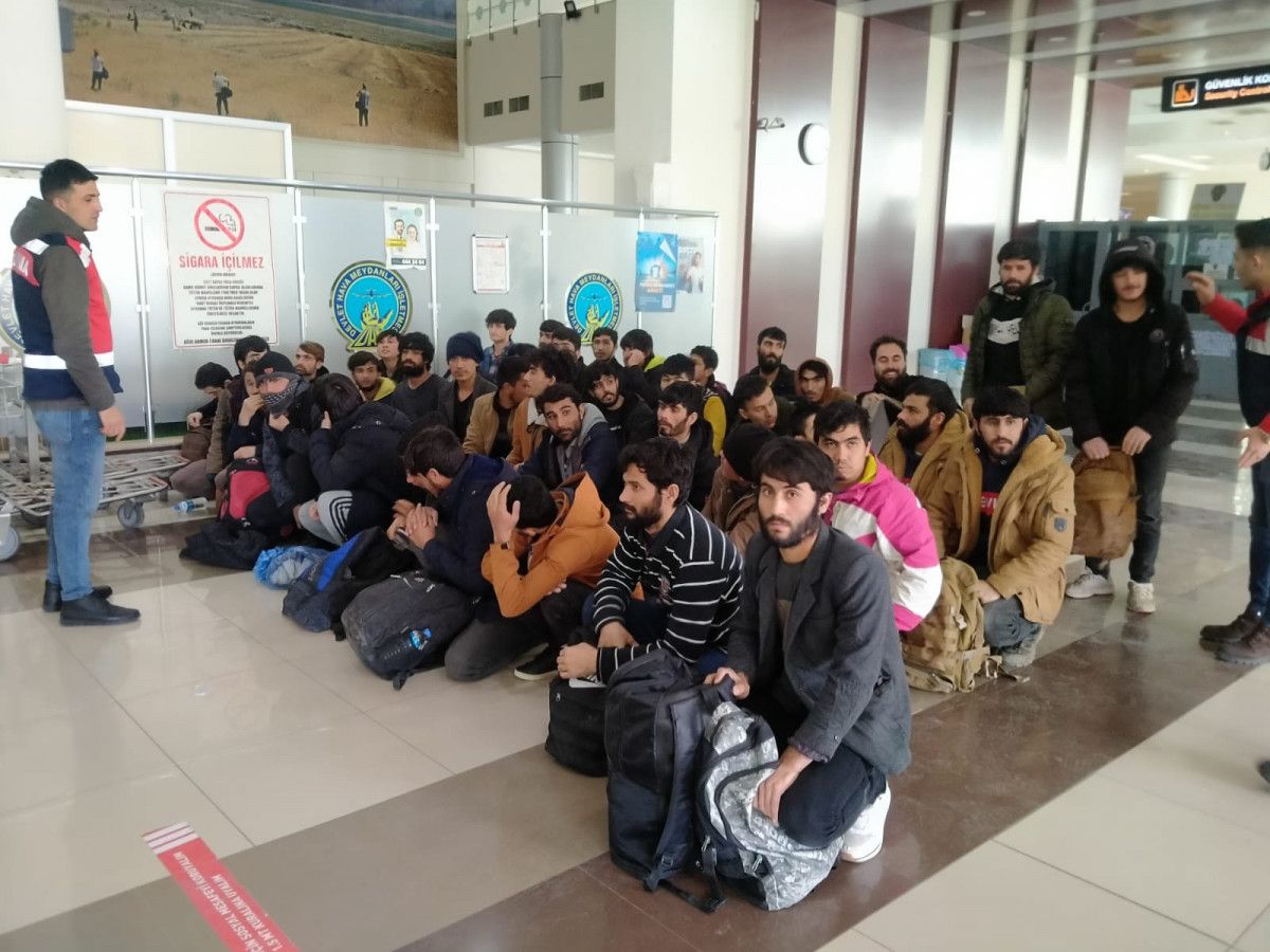 Ağrı da 227 göçmen uçakla Afganistan a gönderildi #5