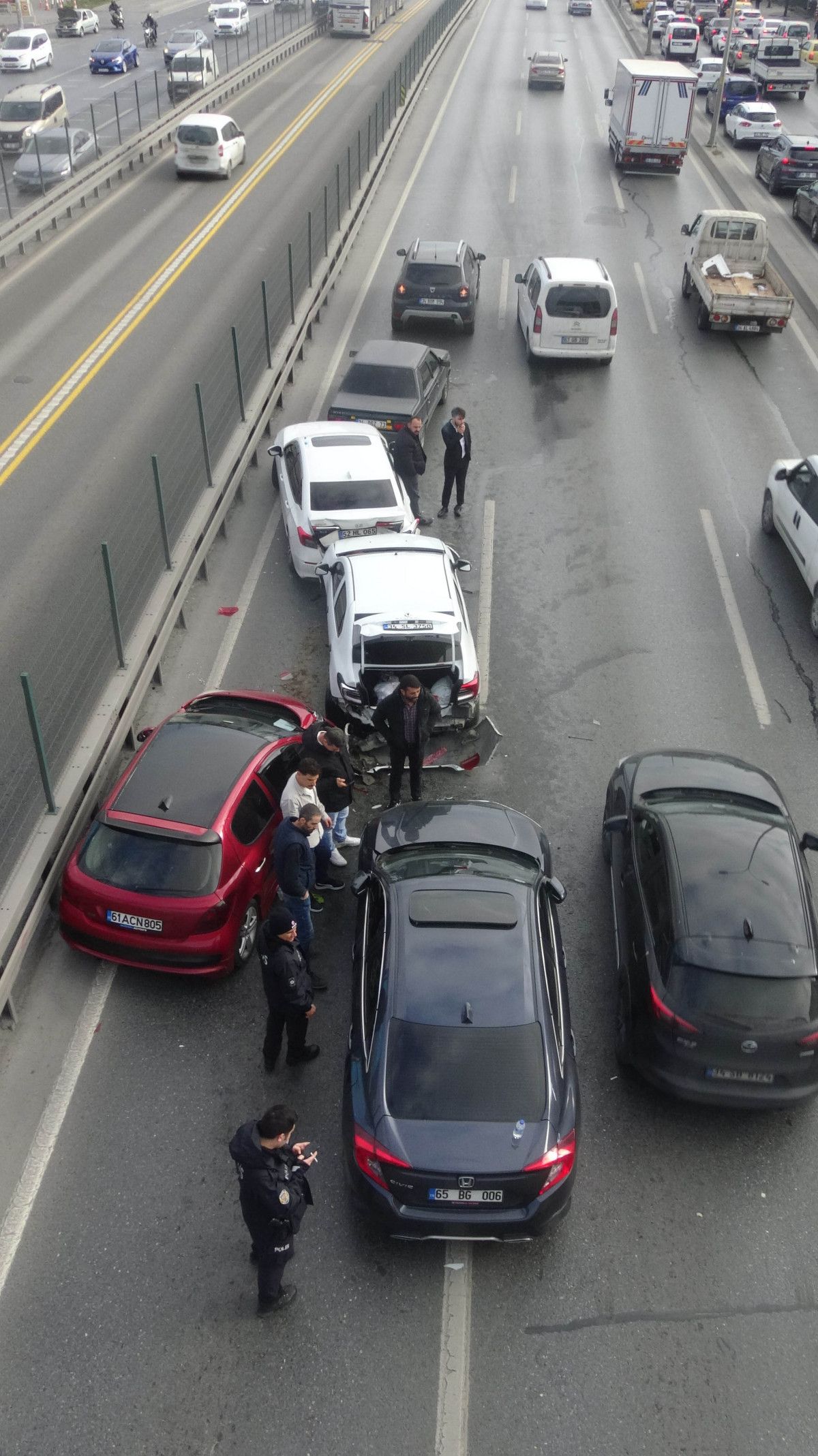 Avcılar da zincirleme kazanın 150 metre ilerisinde bir kaza daha oldu #2