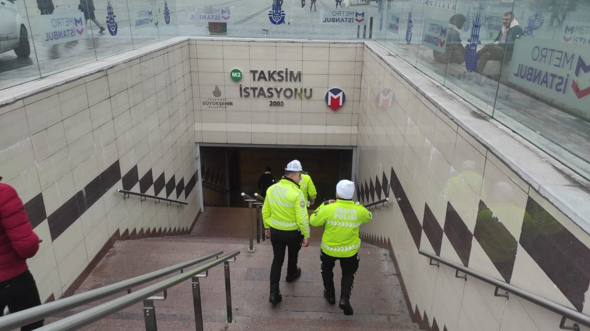 Sarhoş yolcu, Taksim metrosunda raylara düştü