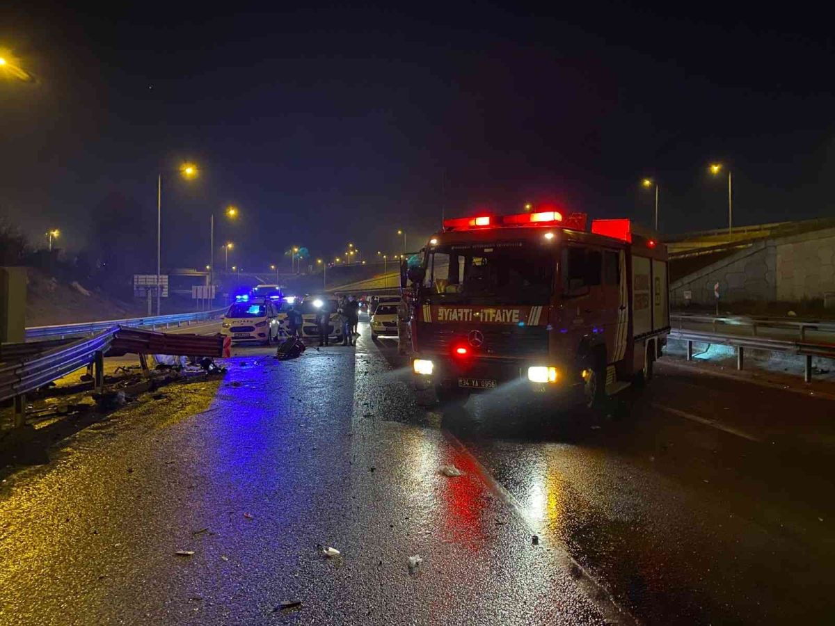 Çekmeköy’de bariyere çarpan aracın motoru yola fırladı: 3 yaralı #1