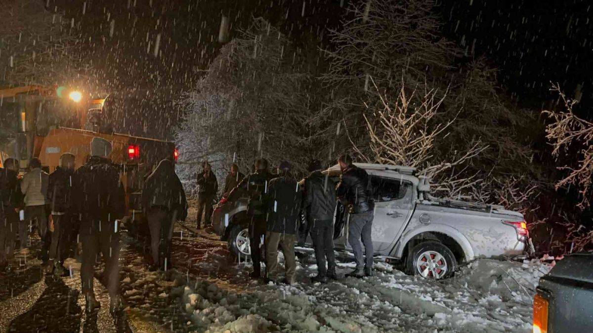 Artvin de aniden bastıran kar, kazalara neden oldu #5