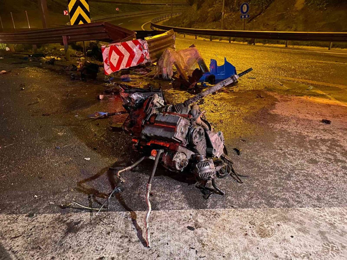 Çekmeköy’de bariyere çarpan aracın motoru yola fırladı: 3 yaralı #2